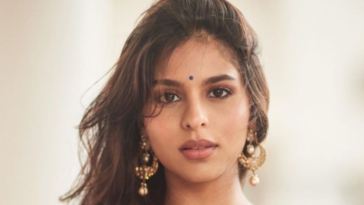 suhana-khan-kind-gesture-hands-out-rs-500-notes-to-woman-in-need-fans-laud-her-generosity